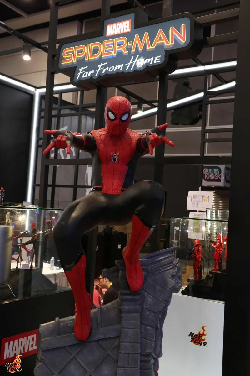1:1 Full Life-Size Marvel Spider-Man Fiberglass Resin Statue with Diverse Climbing Wall-Crawling Squat Action Poses — view 4