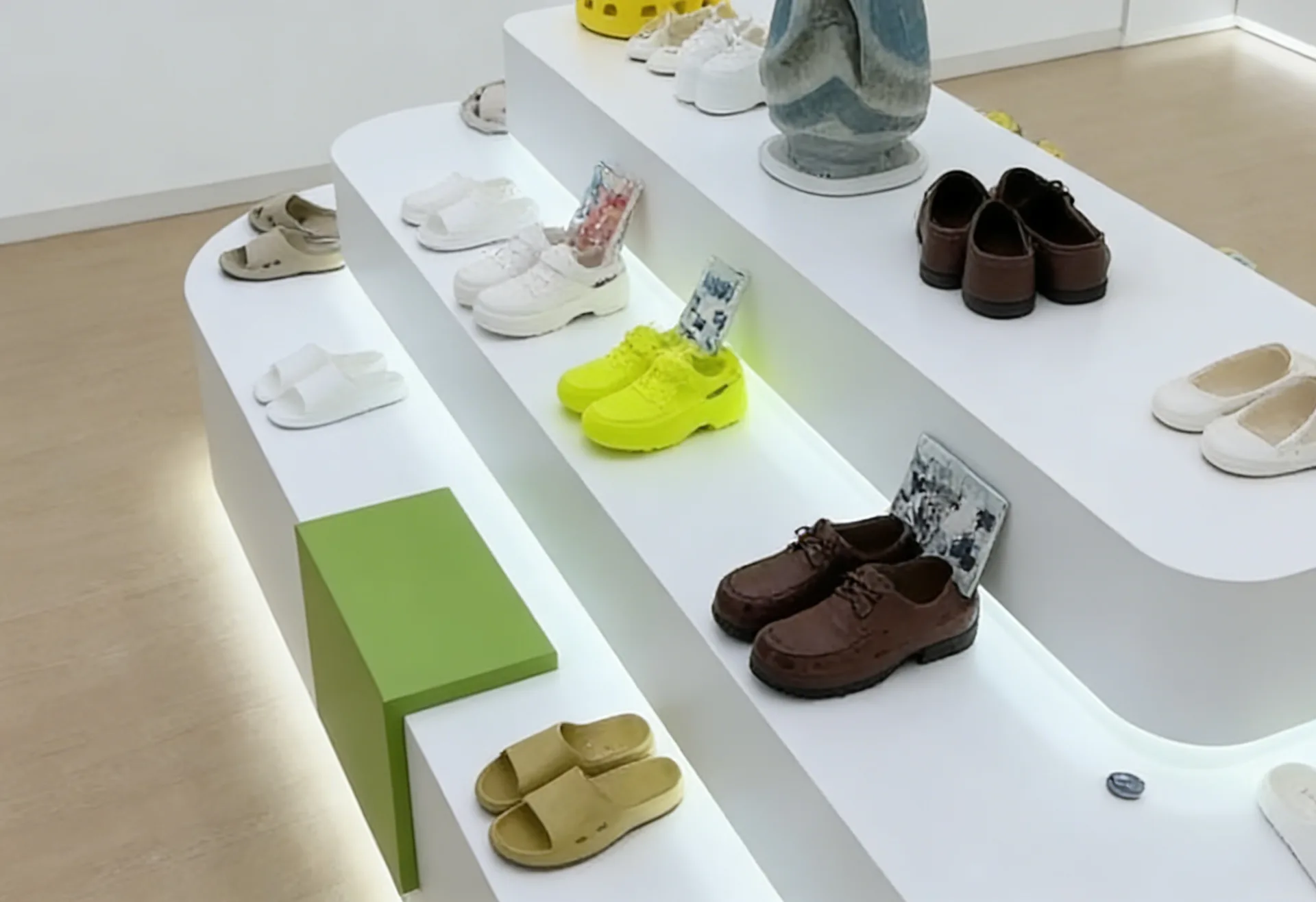 3-Tier Curved LED Shoe Island Display Cabinet, MDF Matte Lacquer Retail Fixture for Shoe Stores & Malls — view 3