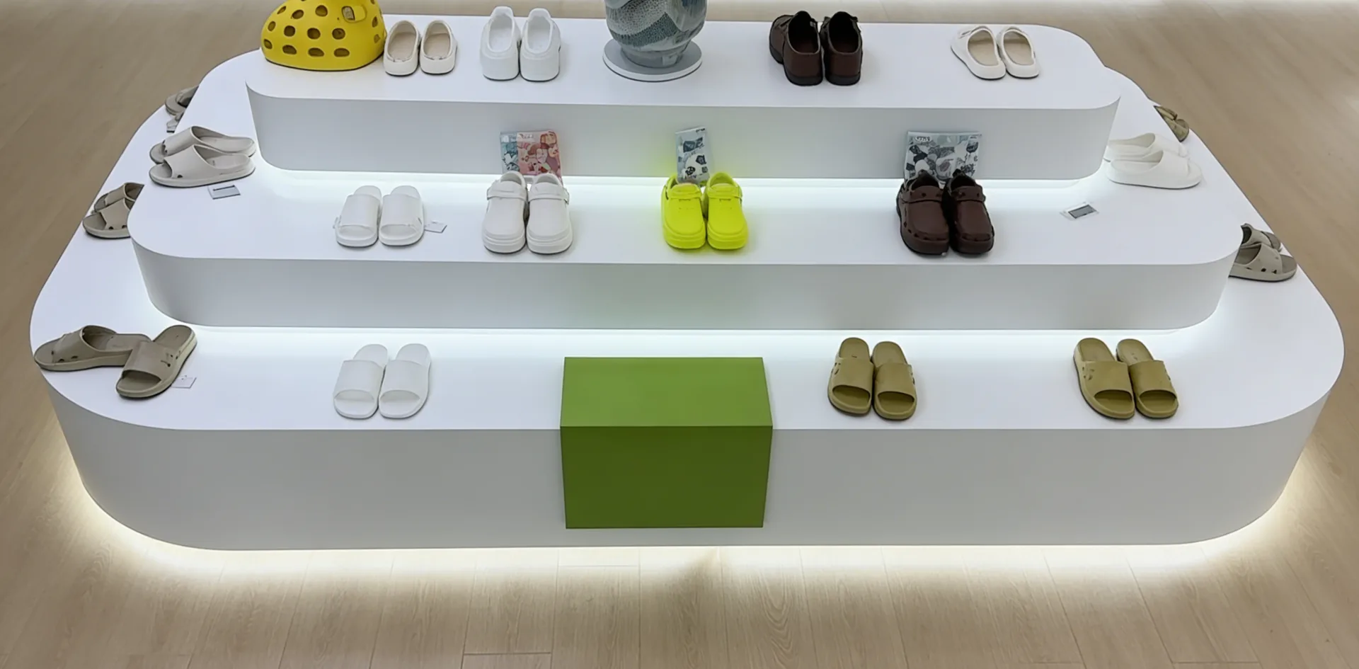 3-Tier Curved LED Shoe Island Display Cabinet, MDF Matte Lacquer Retail Fixture for Shoe Stores & Malls