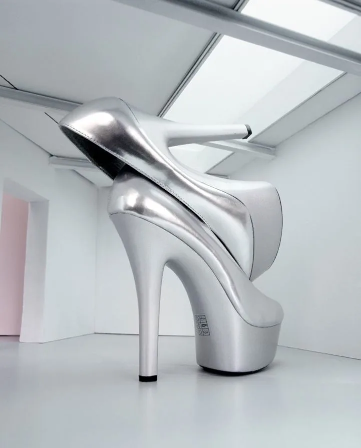 Abstract FRP Giant High Heel Sculpture for Fashion Gallery Window Art Installation — view 3