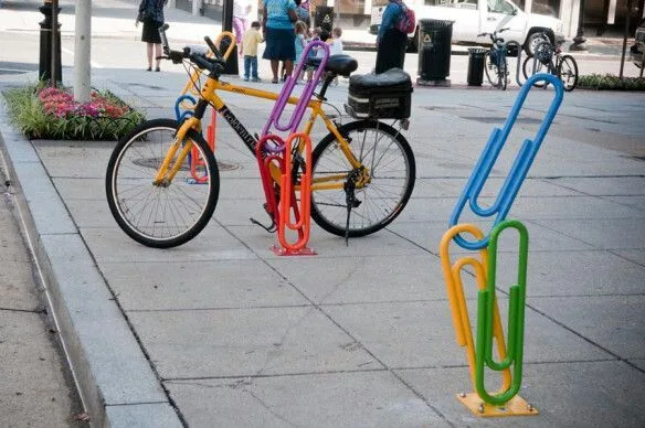 Colorful FRP Giant Paperclip Bike Rack Sculpture for Street Park Landscape Decor — view 2