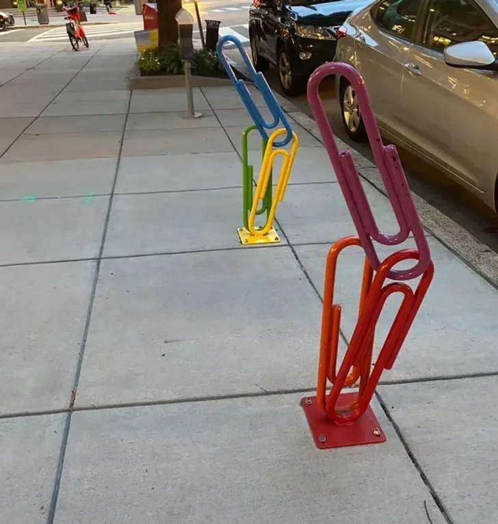 Colorful FRP Giant Paperclip Bike Rack Sculpture for Street Park Landscape Decor — view 3