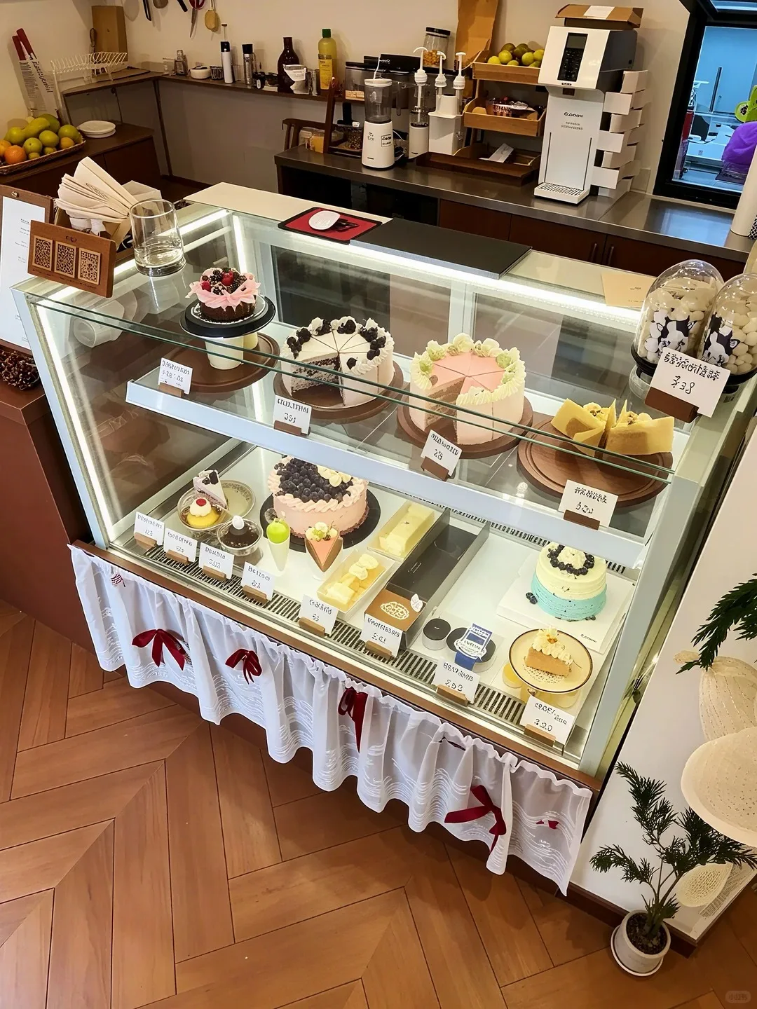 Commercial Refrigerated Cake Display Case for Bakery Café Pastry Merchandising — view 2
