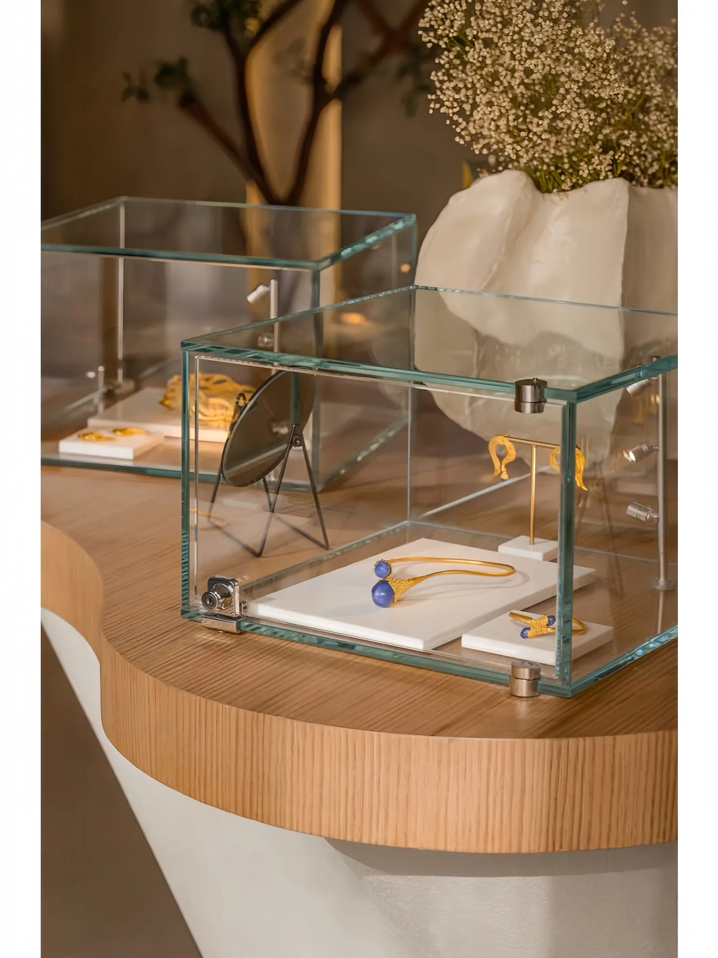 Curved Luxury Jewelry Store Interior Design | Custom High‑End Jewellery Display Counter Fixtures — view 5