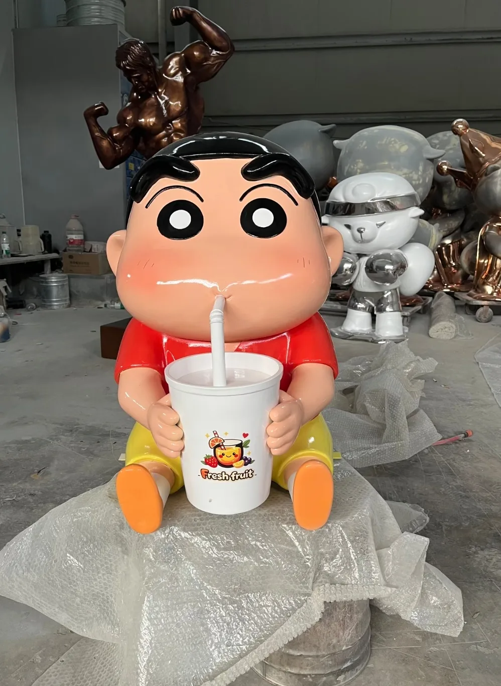 Custom Crayon Shin-chan Fiberglass Sculpture for Milk Tea Shop Store Decoration