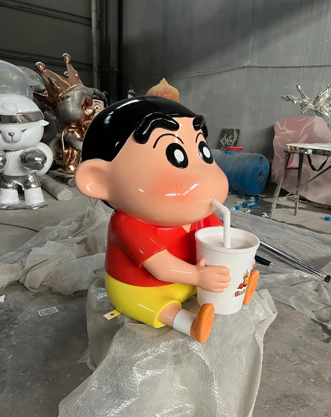 Custom Crayon Shin-chan Fiberglass Sculpture for Milk Tea Shop Store Decoration — view 2