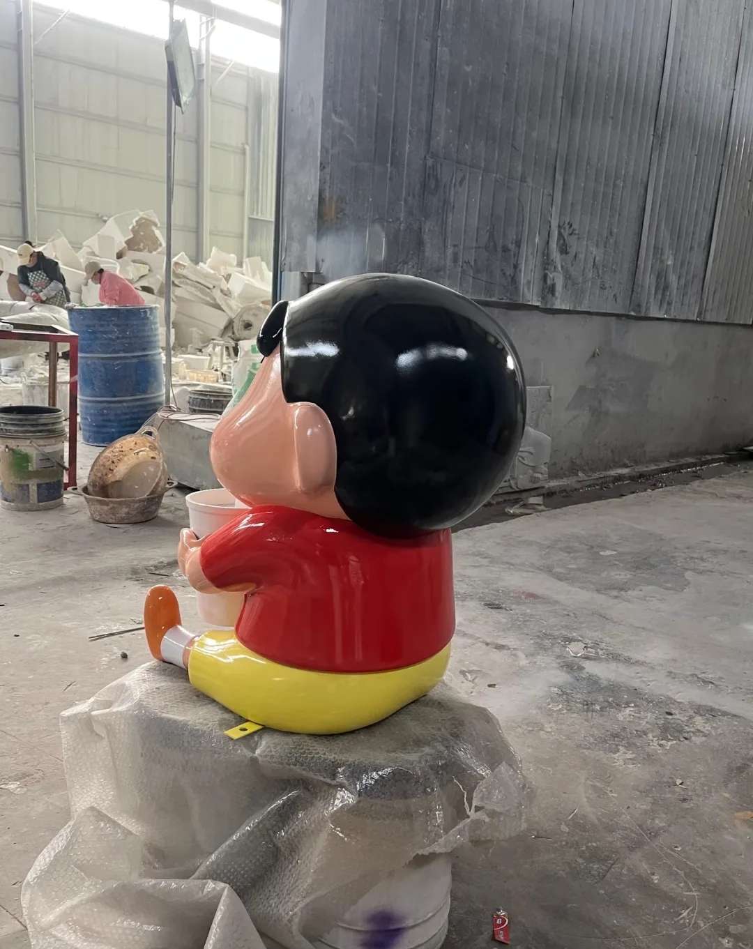 Custom Crayon Shin-chan Fiberglass Sculpture for Milk Tea Shop Store Decoration — view 4
