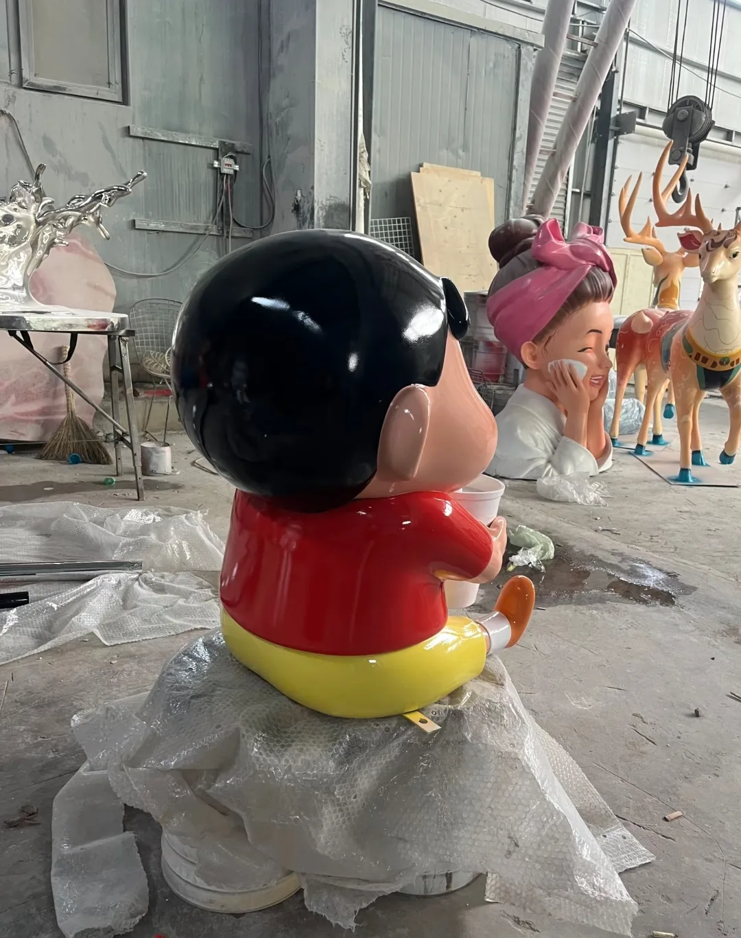 Custom Crayon Shin-chan Fiberglass Sculpture for Milk Tea Shop Store Decoration — view 3