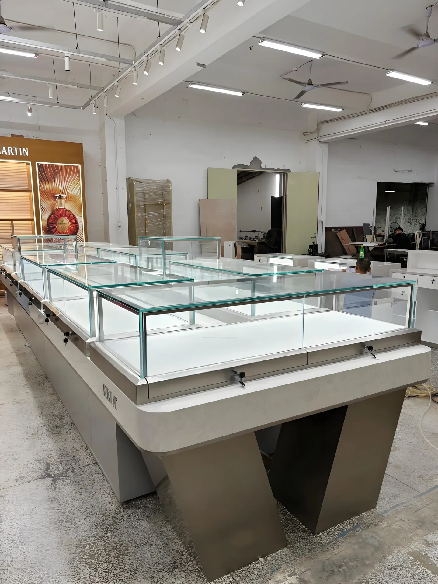 Custom Modern Long White Jewelry Central Island Counter Tempered Glass LED Jewellery Shop Display Showcase — view 7