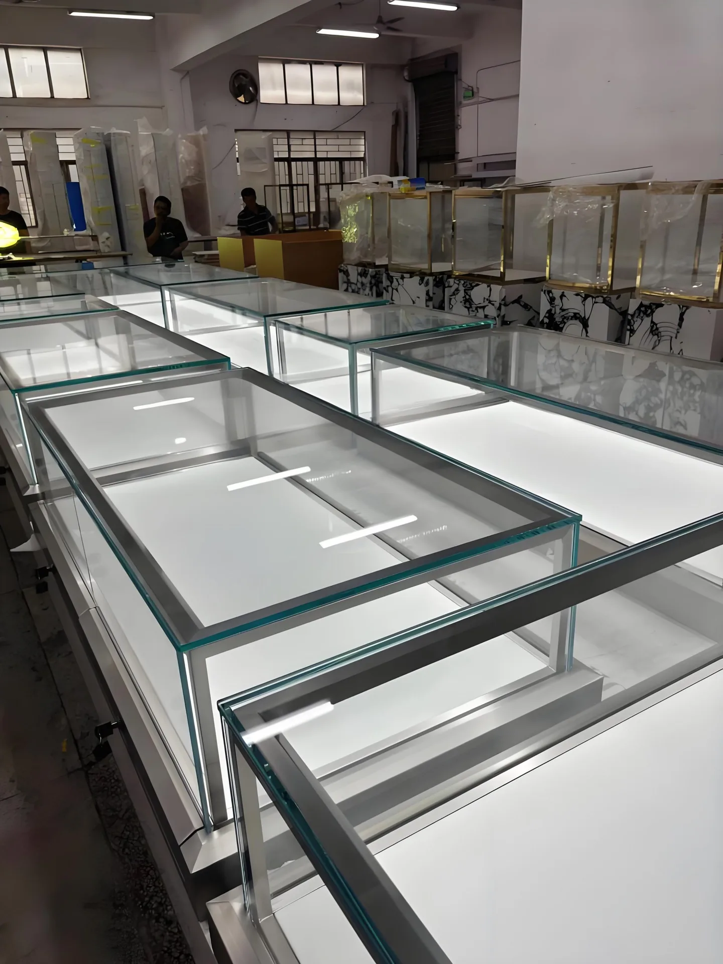 Custom Modern Long White Jewelry Central Island Counter Tempered Glass LED Jewellery Shop Display Showcase — view 3