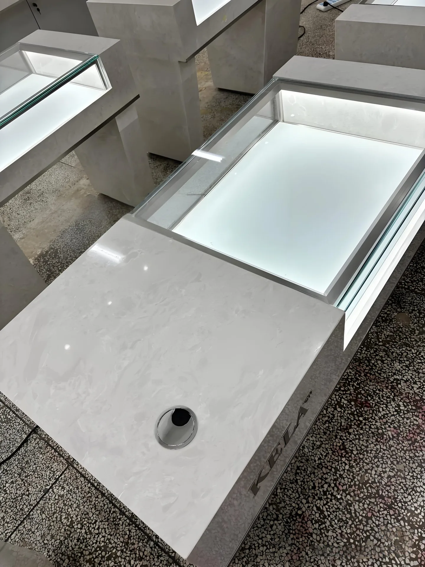 Custom Modern Long White Jewelry Central Island Counter Tempered Glass LED Jewellery Shop Display Showcase — view 4