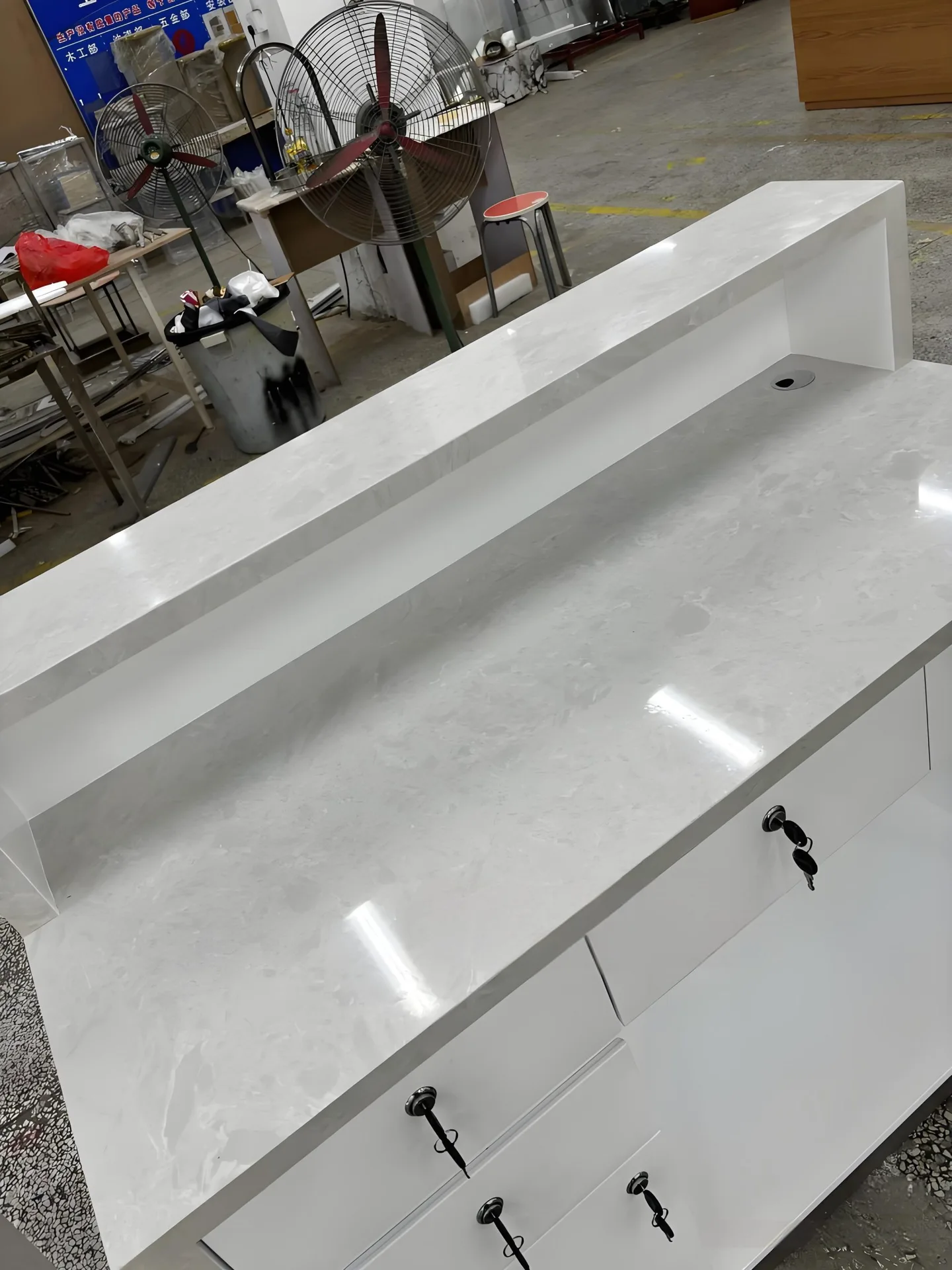 Custom Modern Long White Jewelry Central Island Counter Tempered Glass LED Jewellery Shop Display Showcase — view 5