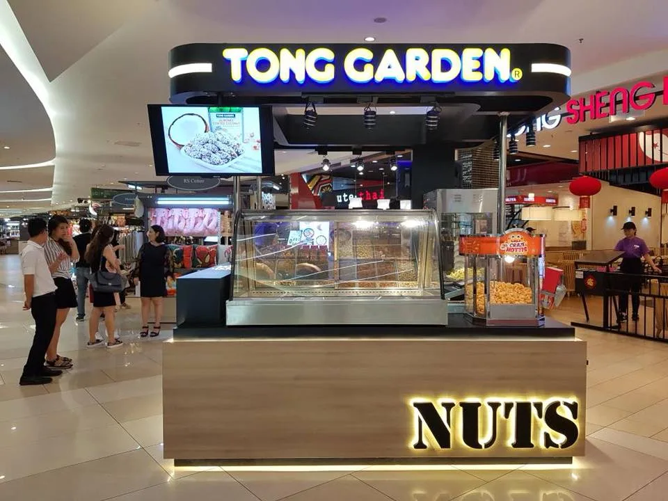 Custom Modern Wooden & Black Nuts Kiosk – Island-Style Snack Booth with Popcorn Machine for Malls