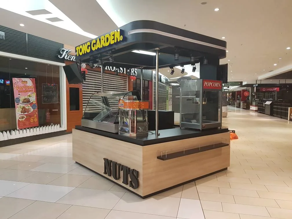 Custom Modern Wooden & Black Nuts Kiosk – Island-Style Snack Booth with Popcorn Machine for Malls — view 6