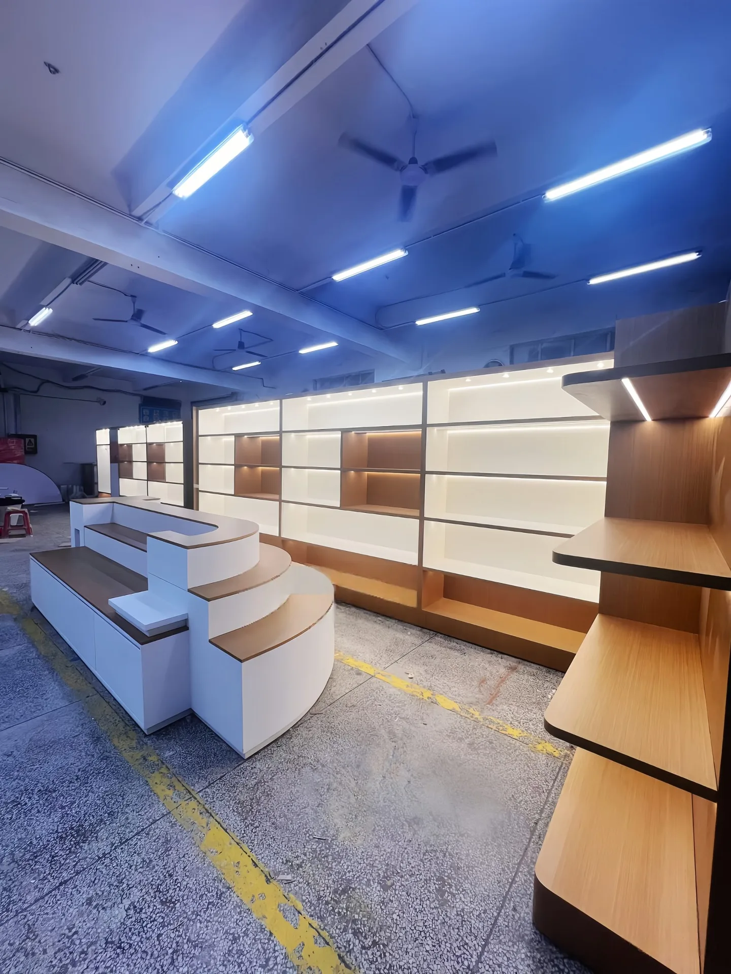Custom Retail Store Display Set | Wall-Mounted Showcase with LED Backlight and Curved Island Stand