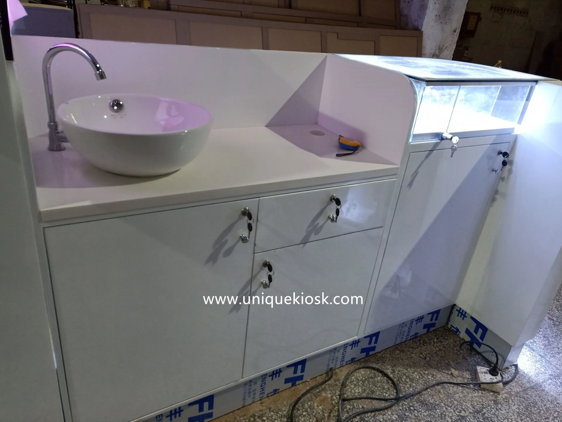 Custom White Nail Kiosk: Mall Nail Bar Station with LED Light, Sink & Manicure Table — view 7