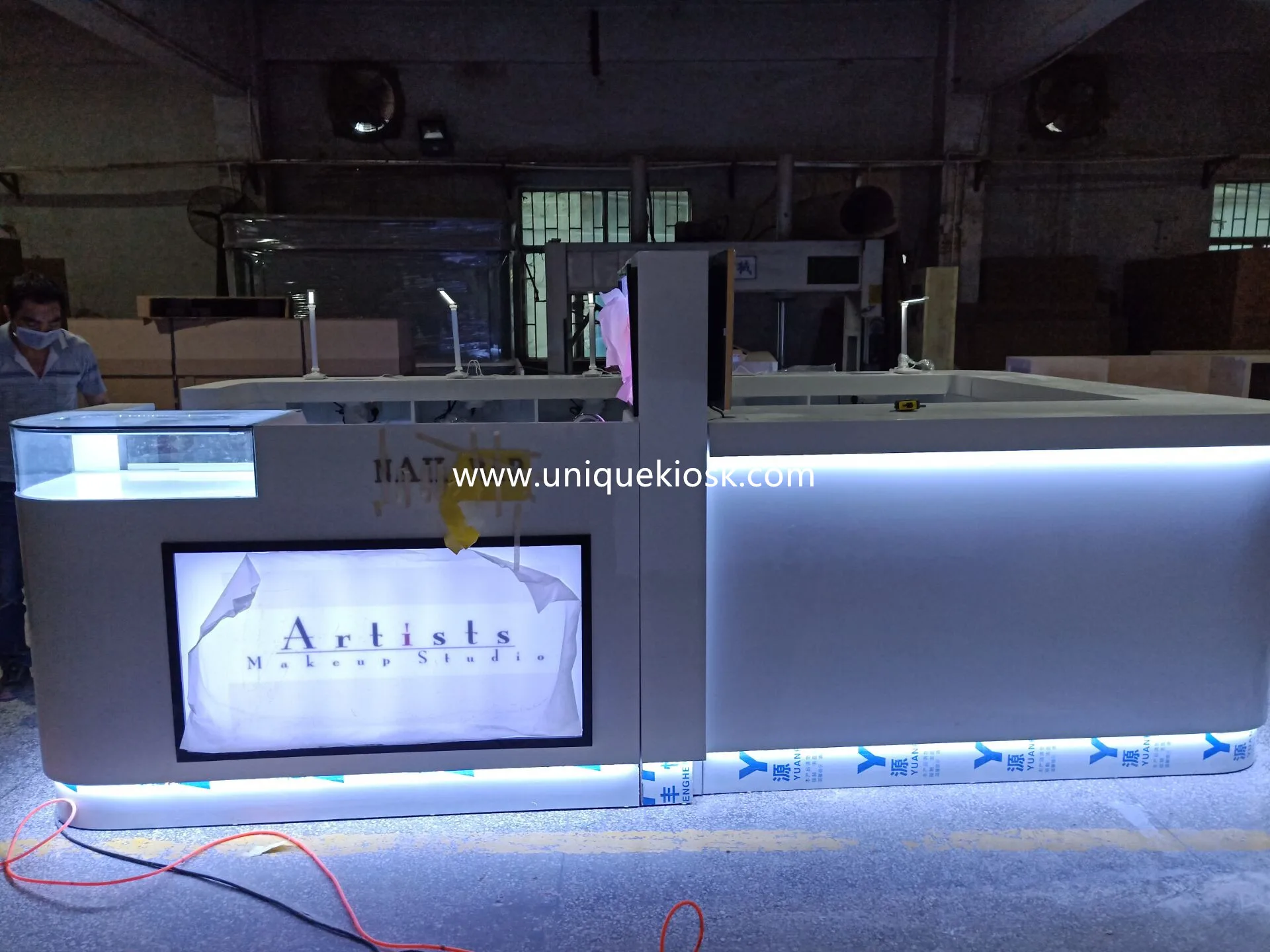 Custom White Nail Kiosk: Mall Nail Bar Station with LED Light, Sink & Manicure Table — view 4