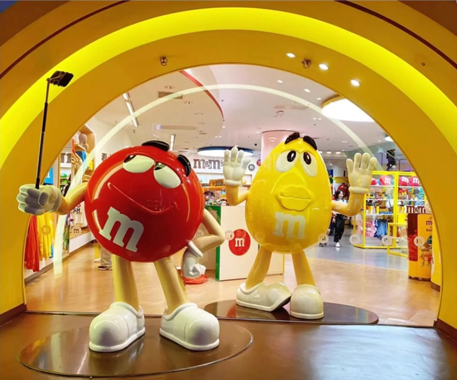 Custom Yellow M&M Statue For Candy Store Display & Decoration — product detail 3