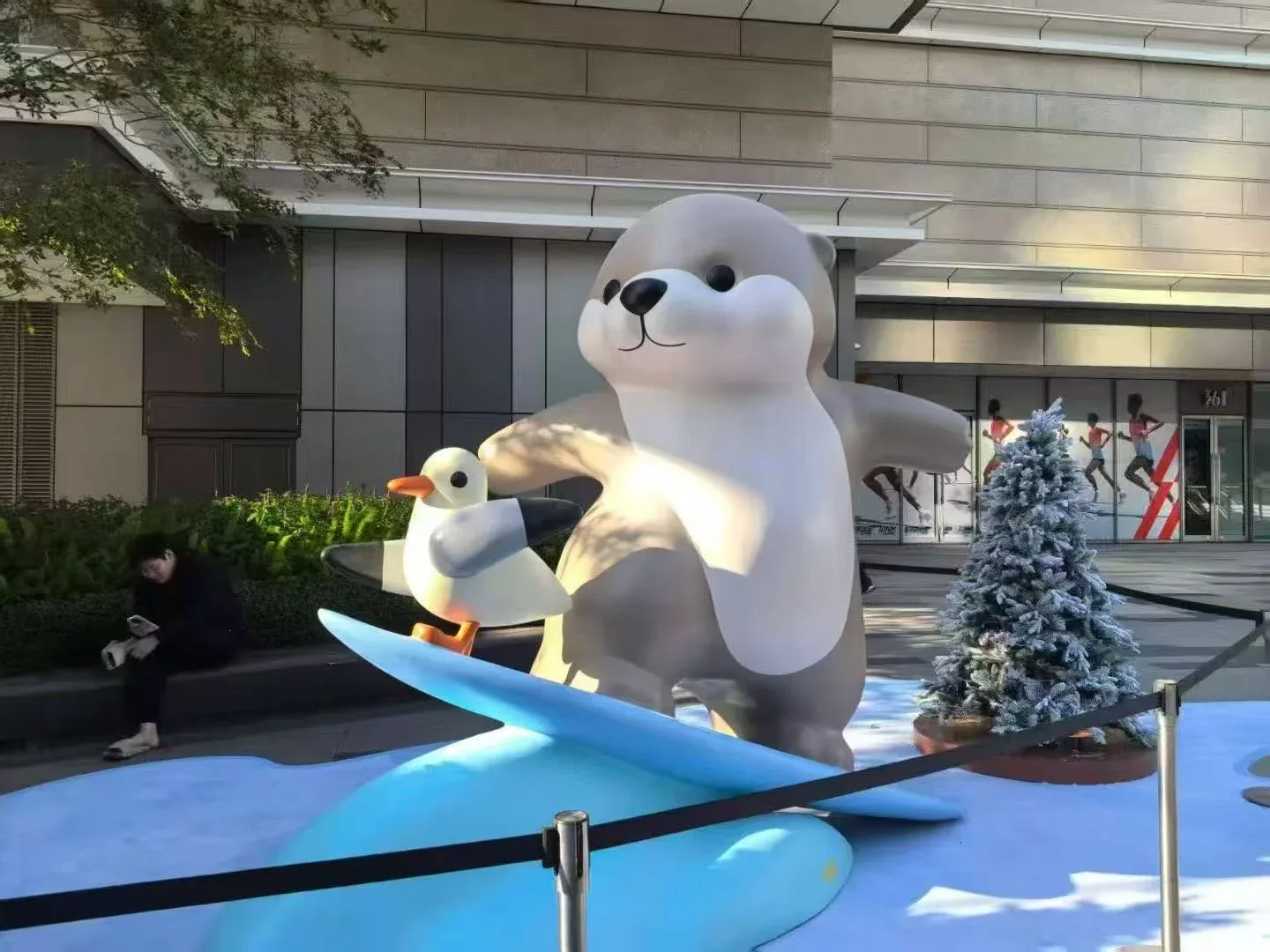Cute Fiberglass Sea Otter Sculptures: Whimsical Mall & Event Decor — view 3