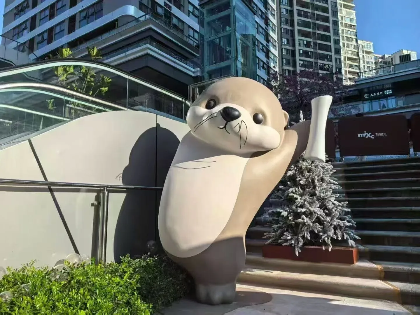 Cute Fiberglass Sea Otter Sculptures: Whimsical Mall & Event Decor — view 2