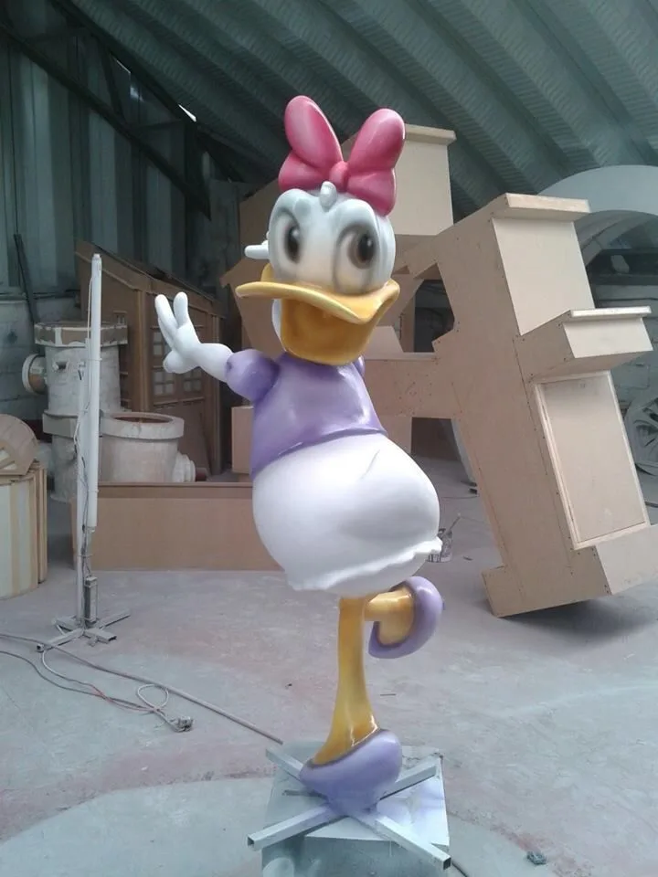 Daisy Duck Fiberglass Statue for Themed Parks & Events — view 3