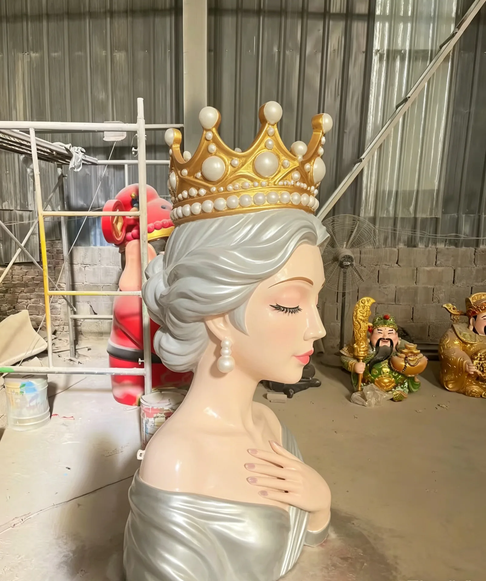 Eye-Catching Queen Design: Elegant girl sculpture with a pearl-adorned crown and serene expression — view 3