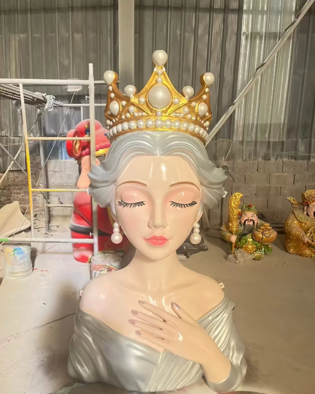 Eye-Catching Queen Design: Elegant girl sculpture with a pearl-adorned crown and serene expression