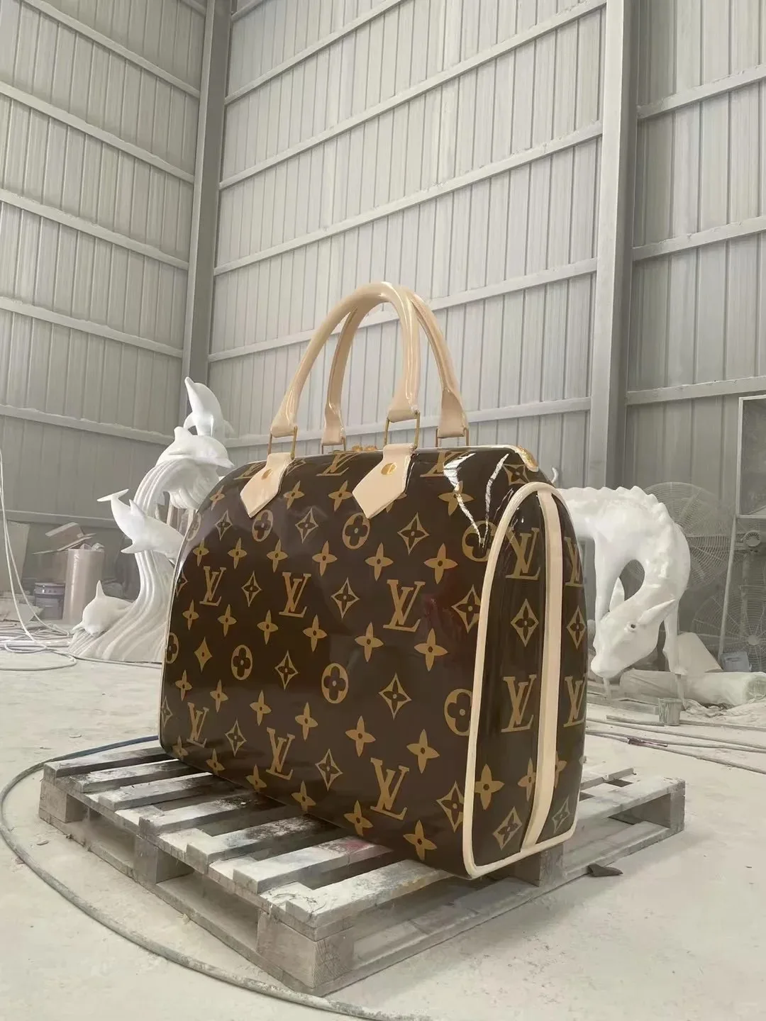 Fashion-Themed Giant Handbag Sculptures — Hot Decor for Retail and Pop-Up Events — view 3