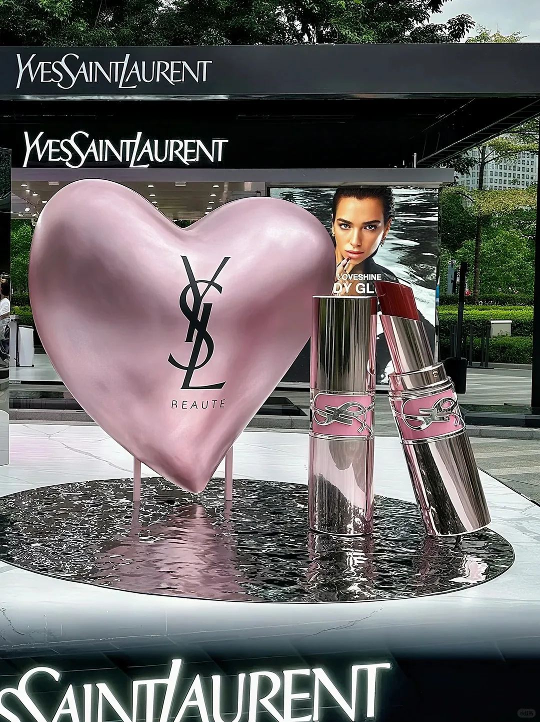 FRP Giant Pink Heart & Lipstick Sculpture for Cosmetic Mall Pop-Up Window Decor — view 2