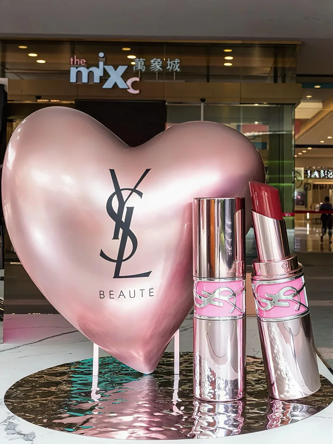FRP Giant Pink Heart & Lipstick Sculpture for Cosmetic Mall Pop-Up Window Decor