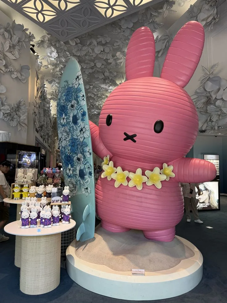 FRP Giant Pink Miffy Bunny Surfboard Sculpture for Cosmetic Mall Window Decor