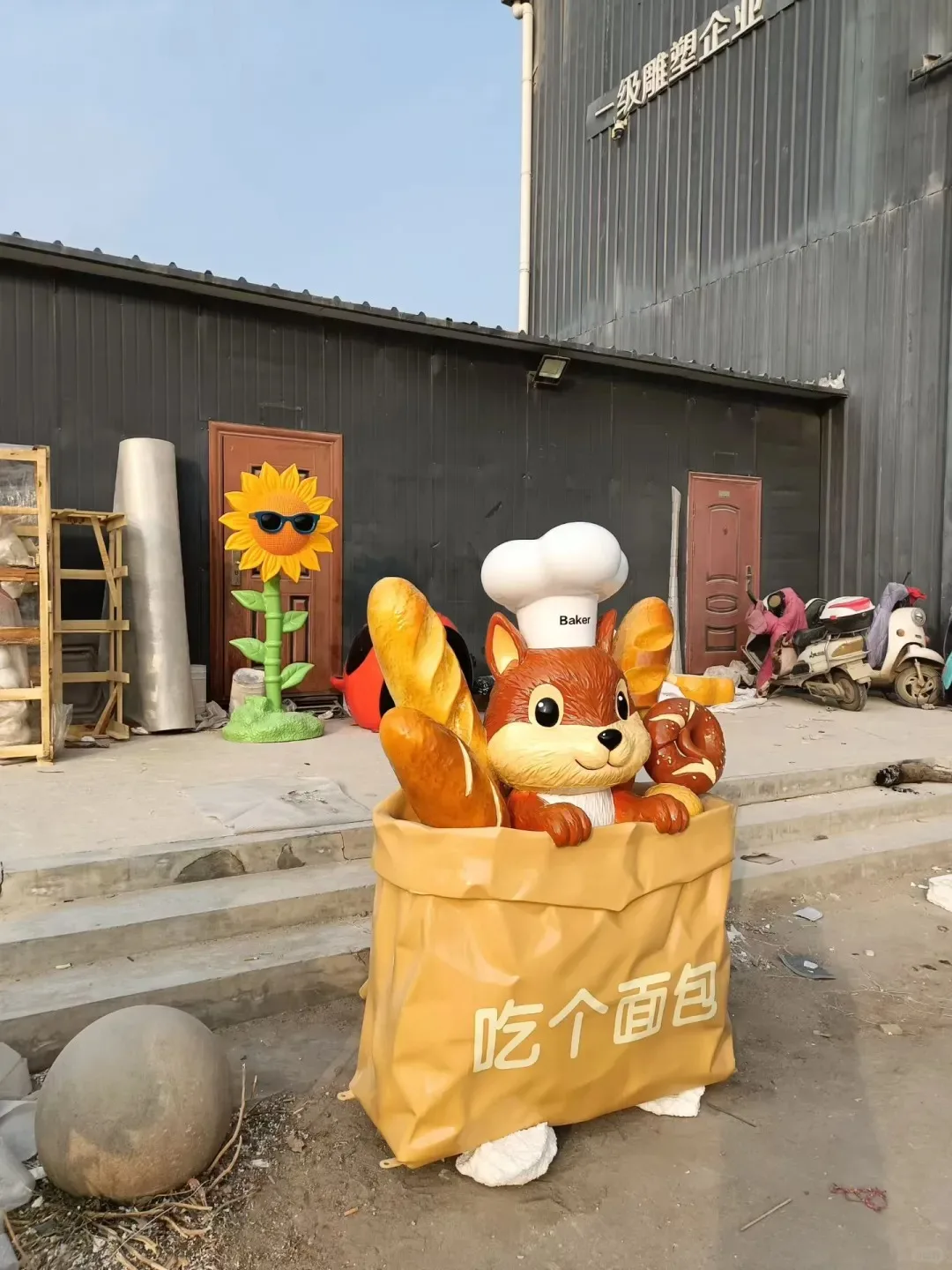 FRP Squirrel Sculpture for Bakery Food Shop Outdoor Decoration — view 3