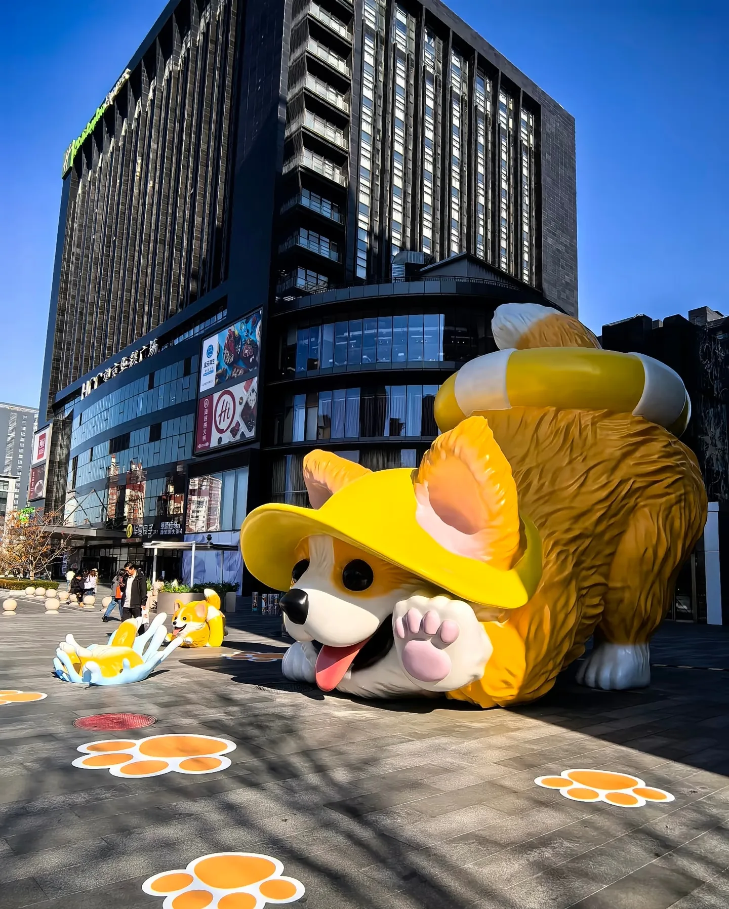 Giant Corgi Fiberglass Sculpture for Urban Commercial Spaces — view 2