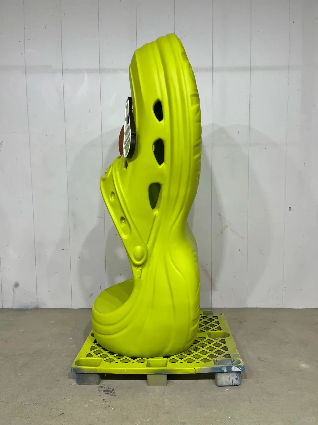 Giant Croc Shoe FRP Seat Sculpture for Teenmix Shoe Store IP Window Display — view 4