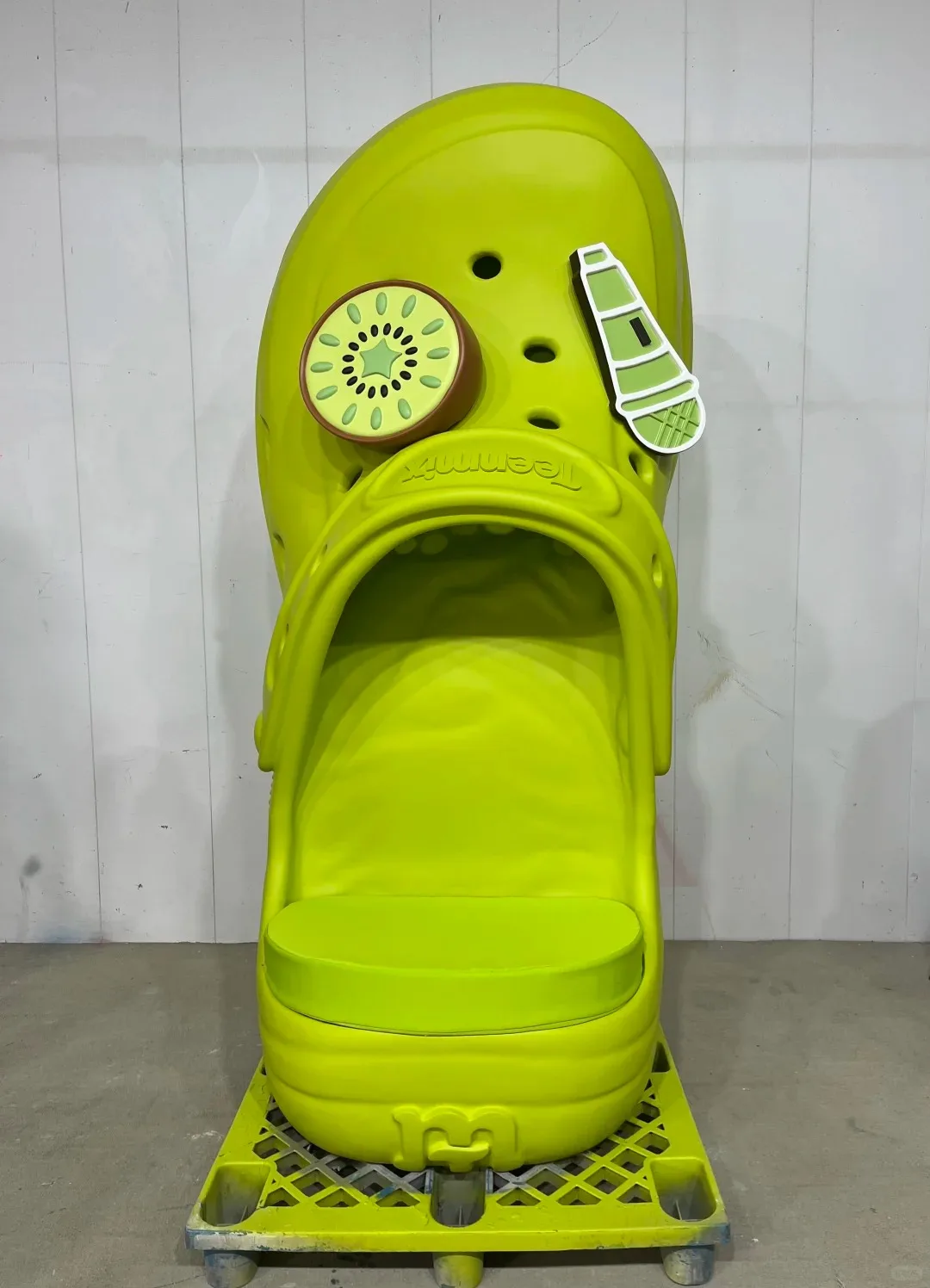 Giant Croc Shoe FRP Seat Sculpture for Teenmix Shoe Store IP Window Display