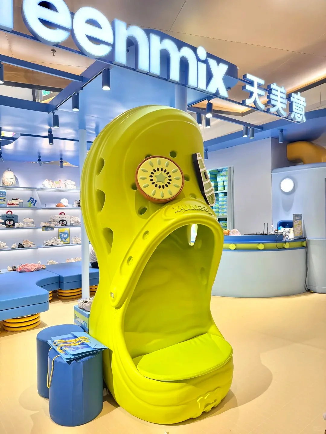 Giant Croc Shoe FRP Seat Sculpture for Teenmix Shoe Store IP Window Display — view 5