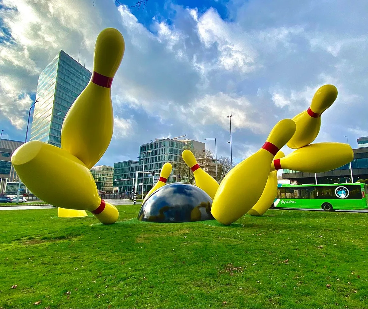 Giant FRP Bowling Ball & Pin Sculpture for City Park Outdoor Landscape Decor