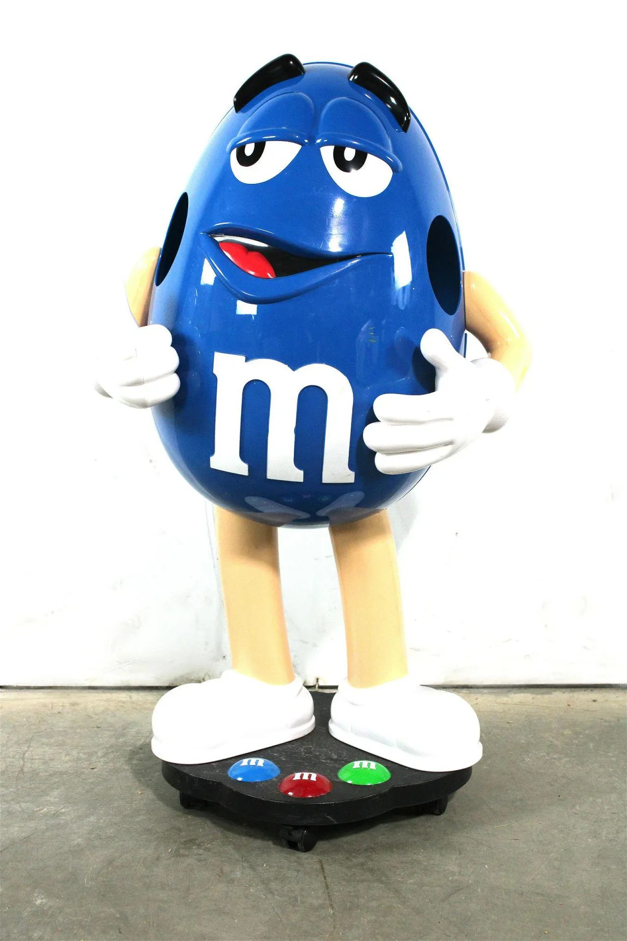 Giant Ornaments Blue M&M Fiberglass Cartoon Statue For Retail Shop Decoration — view 3