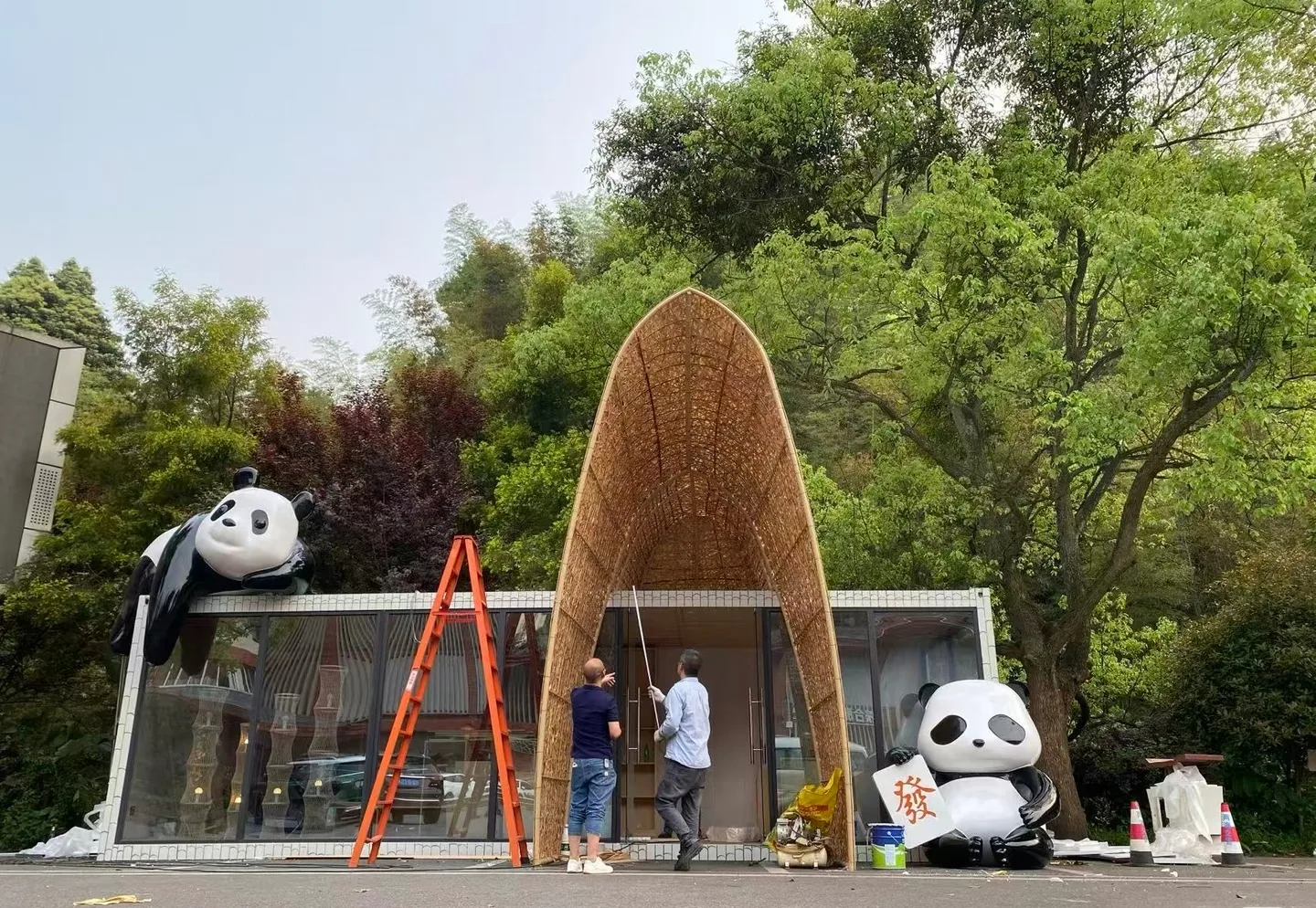 Giant Panda Fiberglass Sculptures: Your Secret to Winning Over Chinese Visitors — view 6