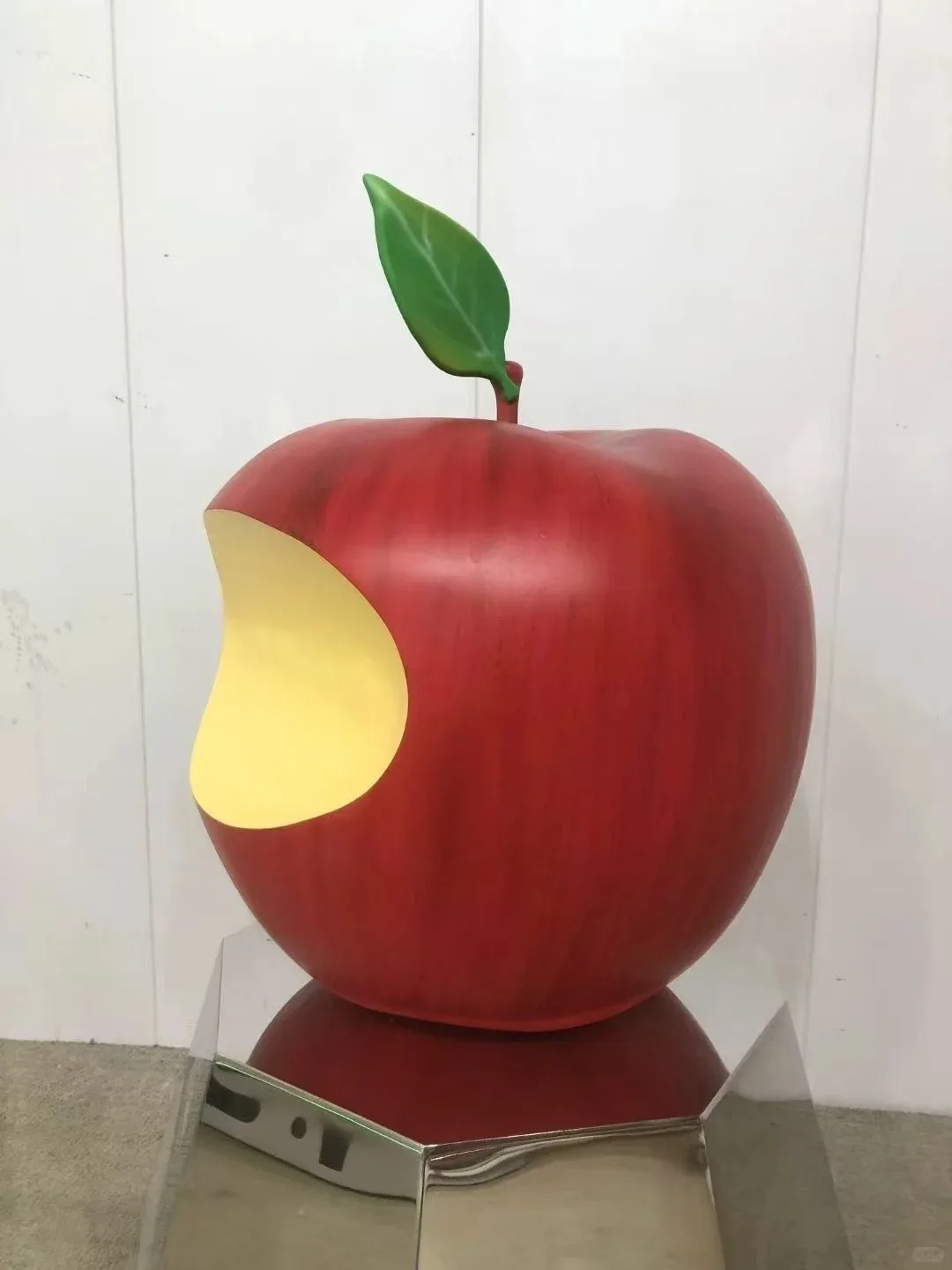Giant Red Apple FRP Sculpture for Fruit Supermarket Brand Outdoor Promotional Display
