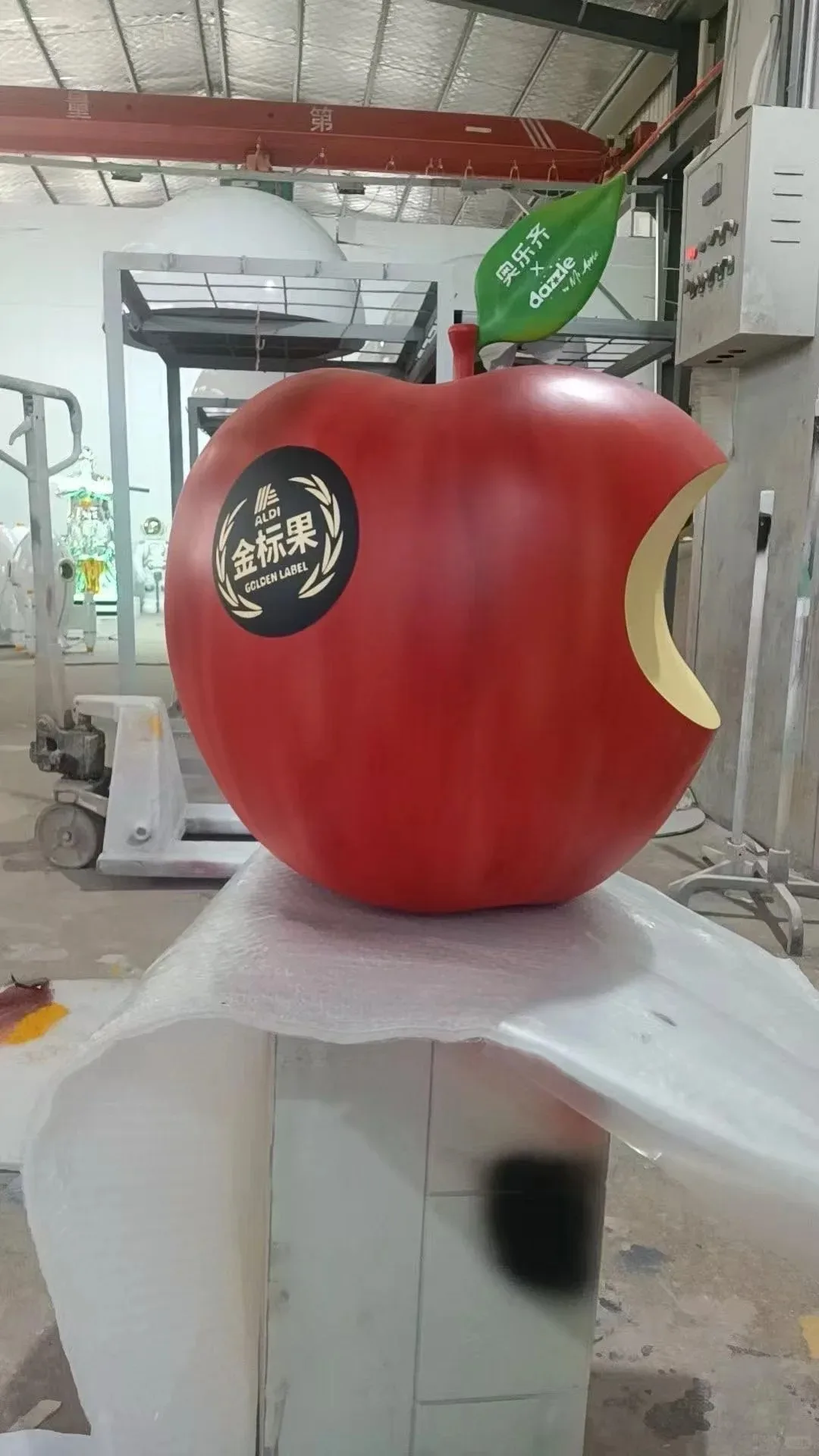 Giant Red Apple FRP Sculpture for Fruit Supermarket Brand Outdoor Promotional Display — view 4