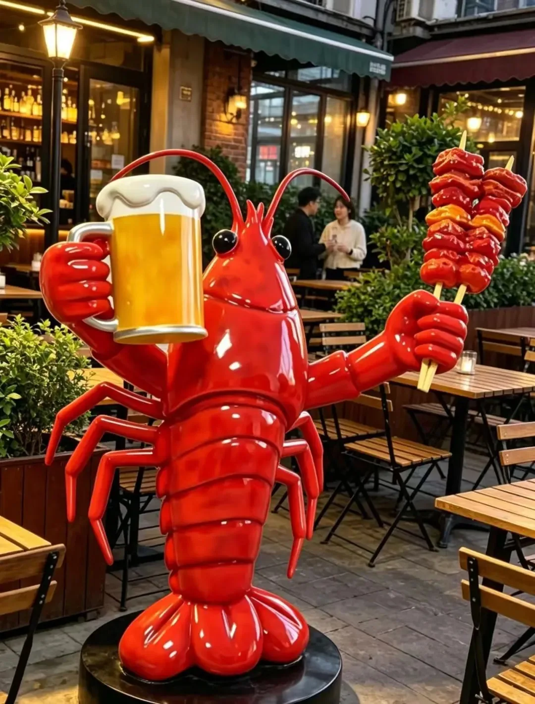 Glossy Red FRP Crayfish Sculpture with Beer & Candied Haws for Restaurant Street Decor