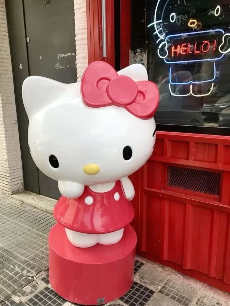 Hello Kitty Fiberglass Statue for Storefront & Cute Themed Decor