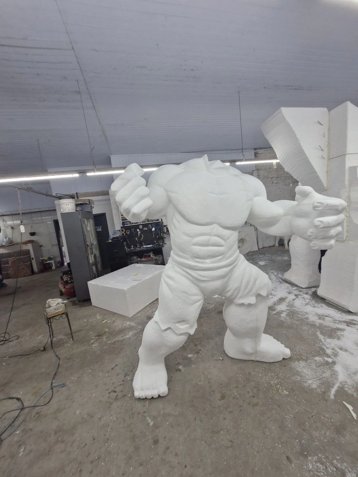 Hulk Fiberglass Statue for Marvel-Themed Parks & Fan Displays — view 3