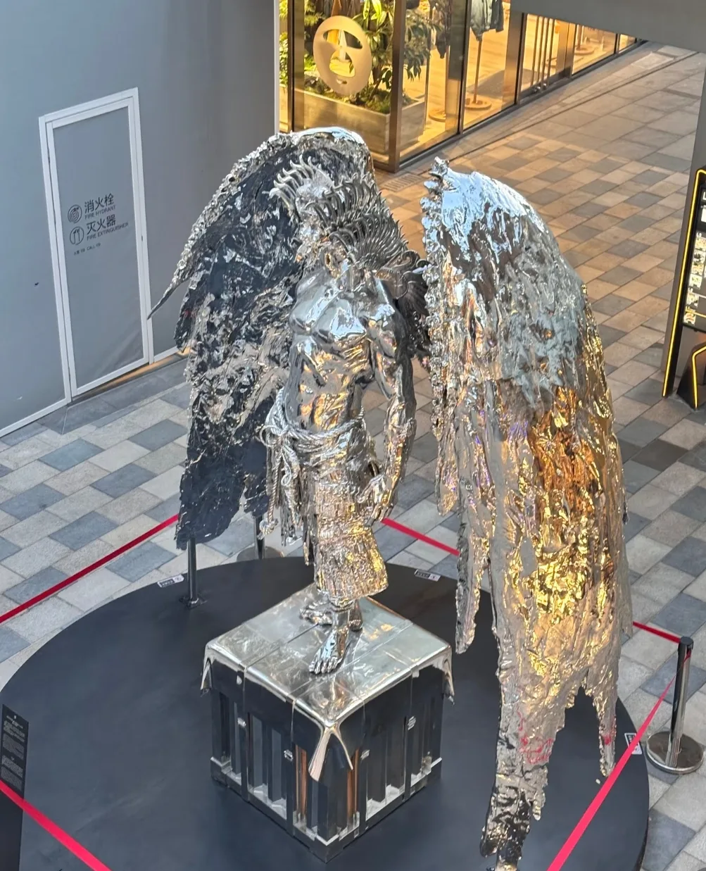 Hunder Roaring God Mirror Silver FRP Giant Sculpture for Mall Plaza Art Installation — view 6
