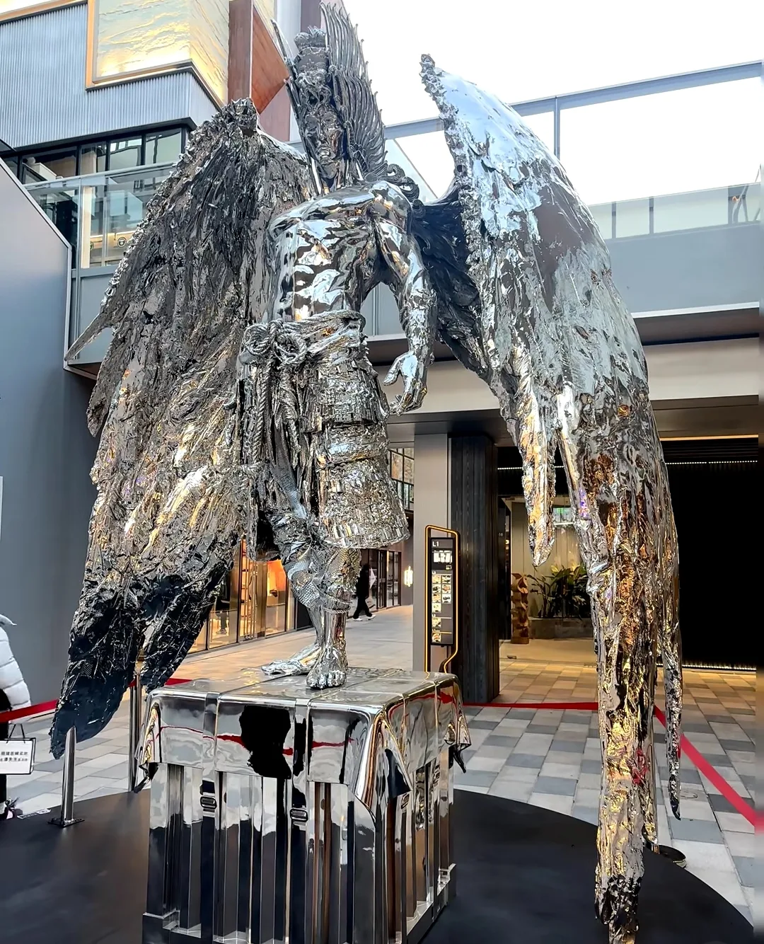 Hunder Roaring God Mirror Silver FRP Giant Sculpture for Mall Plaza Art Installation