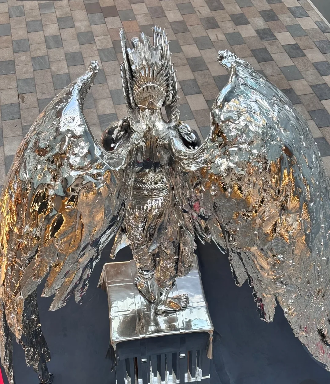 Hunder Roaring God Mirror Silver FRP Giant Sculpture for Mall Plaza Art Installation — view 5