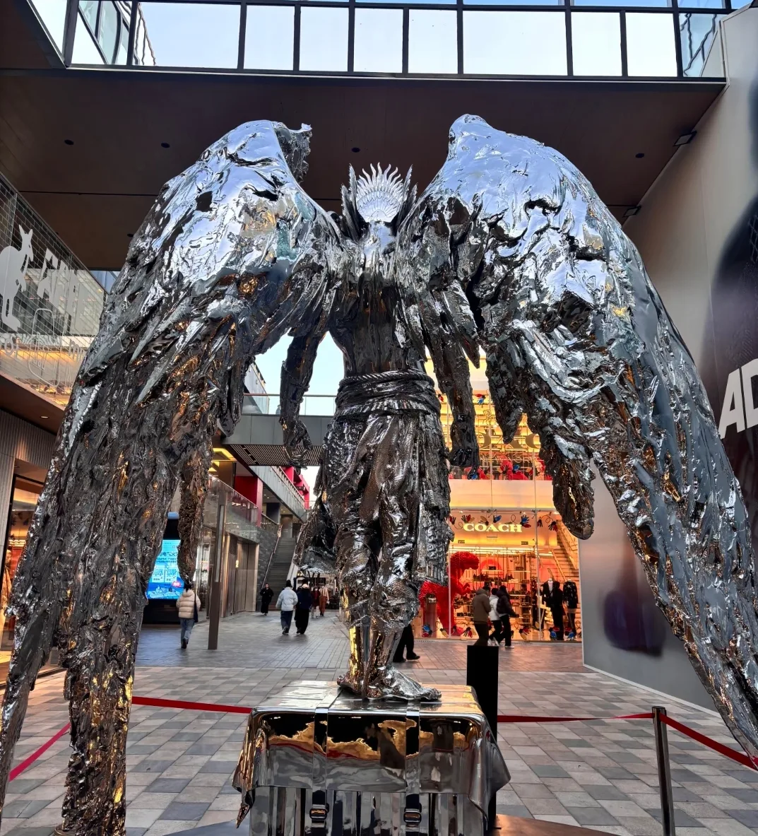 Hunder Roaring God Mirror Silver FRP Giant Sculpture for Mall Plaza Art Installation — view 4