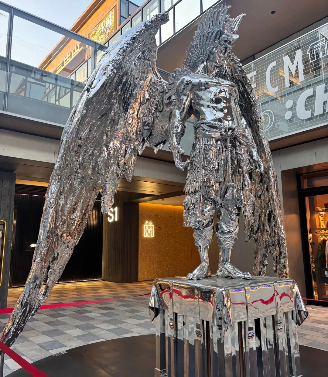 Hunder Roaring God Mirror Silver FRP Giant Sculpture for Mall Plaza Art Installation — view 2
