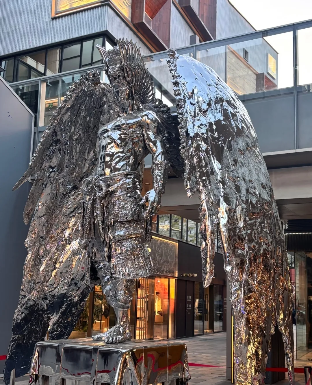 Hunder Roaring God Mirror Silver FRP Giant Sculpture for Mall Plaza Art Installation — view 3